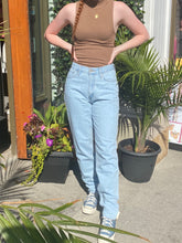 Load image into Gallery viewer, LEVI&#39;S 80&#39;S MOM JEANS