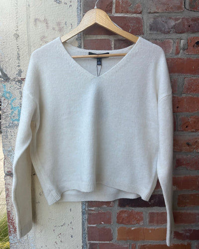 BESTI V-NECK SWEATER