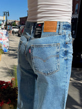 Load image into Gallery viewer, LEVI&#39;S BAGGY DAD JEANS