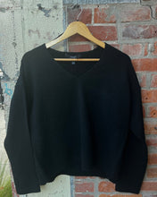 Load image into Gallery viewer, BESTI V-NECK SWEATER