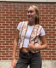 Load image into Gallery viewer, QUILTED FLORAL VEST