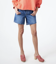 Load image into Gallery viewer, LEVI&#39;S 501 MID THIGH SHORTS